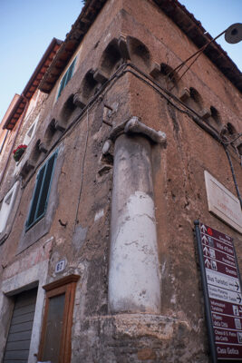 Tivoli, via del Colle angolo via Campitelli, reimpiego reperti romani (Ph. © 2022 emilio dati – mondointasca.it)