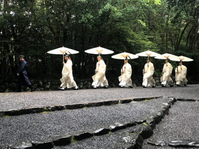 Sacerdoti camminano verso il tempio