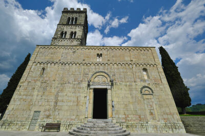 Garfagnana Barga, il Duomo -Collegiata di San Cristoforo, facciata in pietra locale