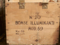 Contenitori di munizioni all'interno dei bunker (ph. © emilio dati – mondointasca.it)