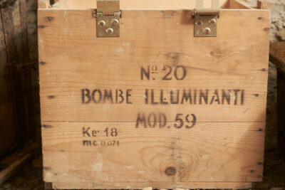 Contenitori di munizioni all'interno dei bunker (ph. © emilio dati – mondointasca.it)