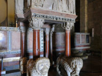 Duomo San Cristoforo, pulpito in marmo del XIII secolo (ph. ©emilio dati – mondointasca.it)