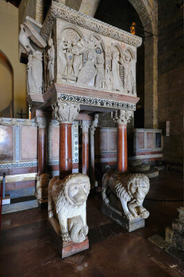 Duomo San Cristoforo, pulpito in marmo del XIII secolo (ph. ©emilio dati – mondointasca.it)