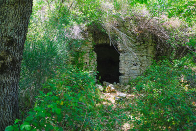 Grotta delle Palazze dove si trova l'affresco di Mendicino (ph. © emilio dati – mondointasca.it)
