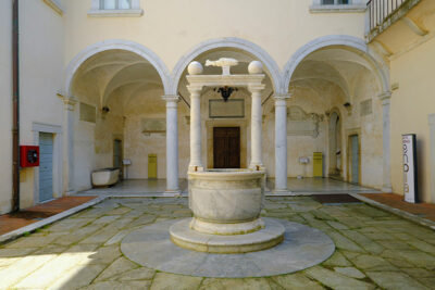 Palazzo Mediceo, chiostro con-pozzo