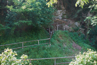 Vista su ingresso bunker a mezza collina (ph. © emilio dati – mondointasca.it)