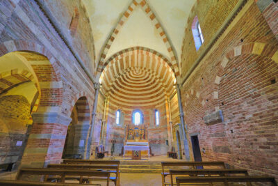 Abbazia di Vezzolano navata centrale (ph. © emilio dati - mondointasca.it)
