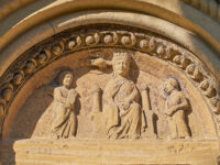 Annunciazione scolpita nella lunetta del portale d’ingresso (ph. © emilio dati - mondointasca.it)