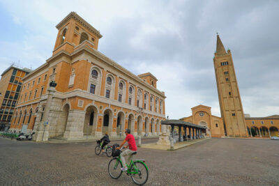 Forlì, Piazzza Aurelio Saffi, Palazzo delle Poste (a sx) e Abbazia di San Mercuriale (ph. © emilio dati – mondointasca.it)
