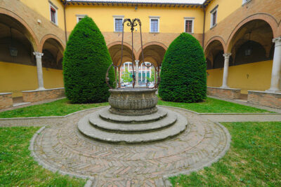 Forlì, chiostro dell'Abbazia di San Mercuriale (ph. © emilio dati – mondointasca.it)