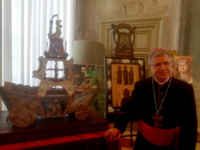 L'arcivescovo di Palermo Corrado Lorefico con il modellino del Carro trionfale