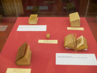 Museo Malatestiano, al centro il libro (leggibile) più piccolo del mondo (ph. © emilio dati – mondointasca.it)