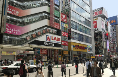 Tokyo Negozi e grandi catene a Akihabara il quartiere dei Manga