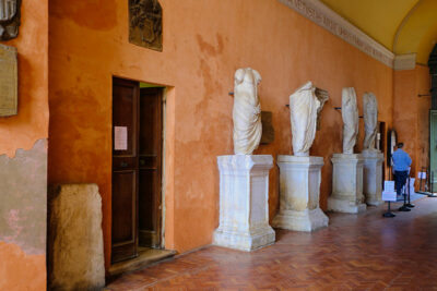 Marche 2 Osimo Palazzo municipale, statue acefale