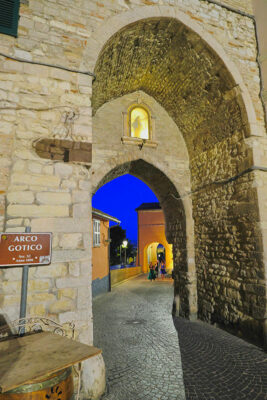Sirolo Arco Gotico dell'XI secolo (ph. © emilio dati – mondointasca.it)