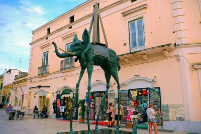 Piazza Vittorio Veneto, Elefante Trampoliere di Salvador Dalí