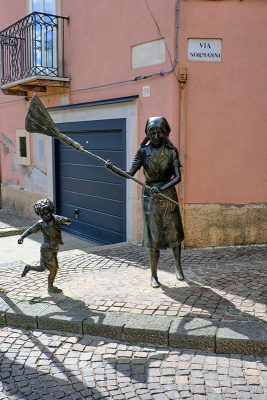 Melfi, statue nelle vie cittadine (ph. © 2022 emilio dati – mondointasca.it)