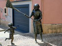 Melfi, statue nelle vie cittadine (ph. © 2022 emilio dati – mondointasca.it)