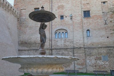 Piazza Fontana e ex convento monache benedettine (ph. © emilio dati – mondointasca.it)