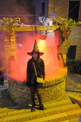 Corinaldo halloween Piccola strega davanti al Pozzo della Polenta