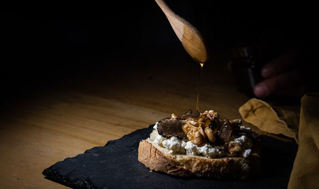 Tartufaie di Ateleta, ricetta con pane formaggio noci tartufo nero e miele (credit Vittoria Di Vitto)