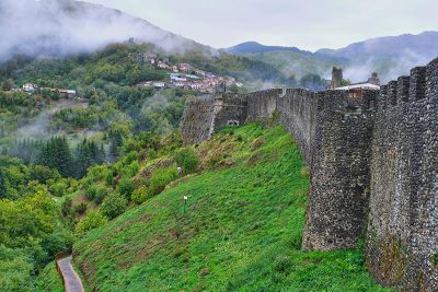 Paesaggio e mura esterne Fortezza delle Verrucole (ph. © 2022 emilio dati – mondointasca.it)