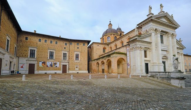 Piazza Duca Federico e Cattedrale dedicata a Santa Maria Assunta (ph. © 2022 emilio dati – mondointasca.it)
