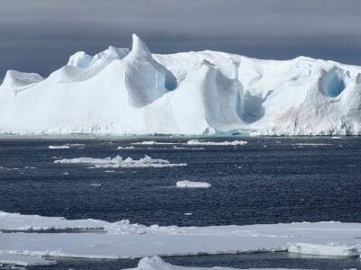 Antartide montagne nel ghiaccio