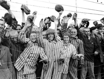 Campo di Dachau- prigionieri salutano arrivo degli americani