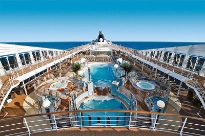 World cruise 24 MSC Poesia vista delle piscine a prua