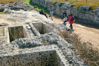 Murge Manduria Parco Archeologico delle Mura messapiche - tombe