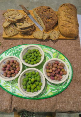 Olive, pane casereccio e pane al cioccolato (ph. © 2023 emilio dati – mondointasca.it)