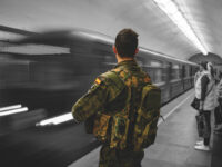 da leopoli a kiev Ucraina, soldato alla stazione