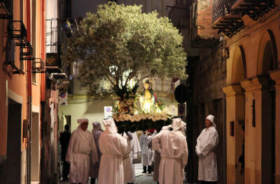 La Vergine in processione con l'ulivo