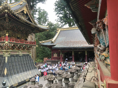 Turisti tra i templi di Nikko