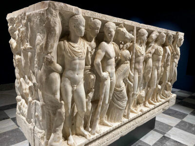 Sarcofago col bassorilievo del mito di Ippolito e Fedra