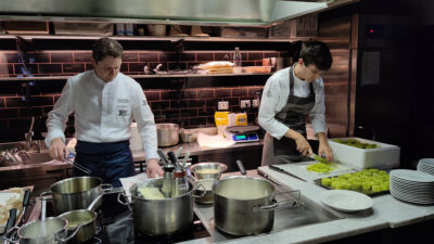 Cuochi durante la preparazione di piatti valtellinesi (foto G. Nitti)