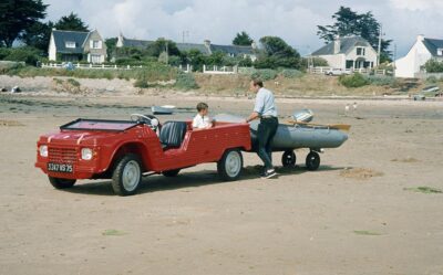 Citroën Mehari decapotabile rossa sulla spiaggia
