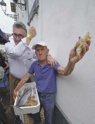Pasquale Torrente, titolare ristorante Torrente e il pescatore col pescato di giornata (ph. emilio dati © mondointasca.it)