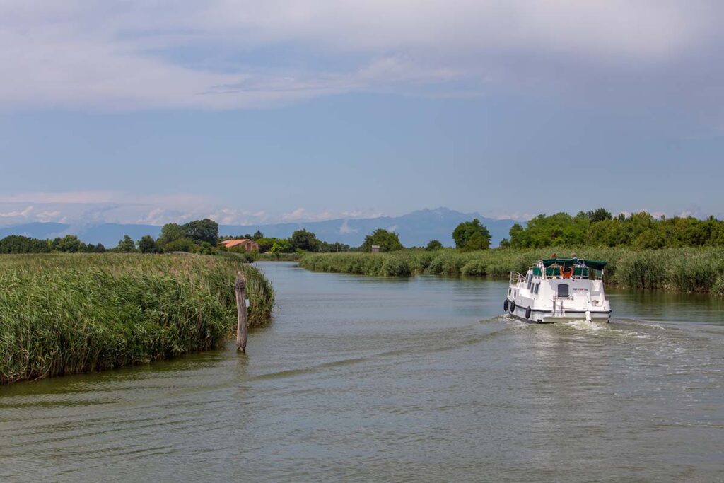 Slow Flow Veneto Waterways Experience in barca lungo i canali