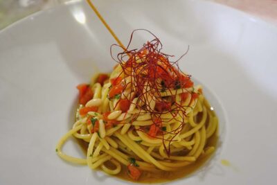 Spaghetti con pomodorini pinoli e colatura di alici (ph. emilio dati © mondointasca.it)