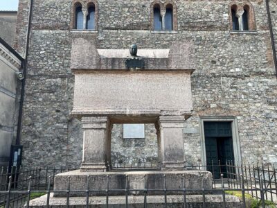 Tomba di Francesco Petrarca (ph p.ricciardi © mondointasca.it)