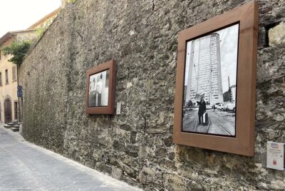 Uliano Lucas, Emigrante in P.za Duca d’Aosta davanti al Grattacielo Pirelli
