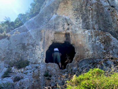 Sardegna Curiosare nella grotta