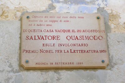 Targa casa natale di Quasimodo (ph. © 2023 emilio dati – mondointasca)
