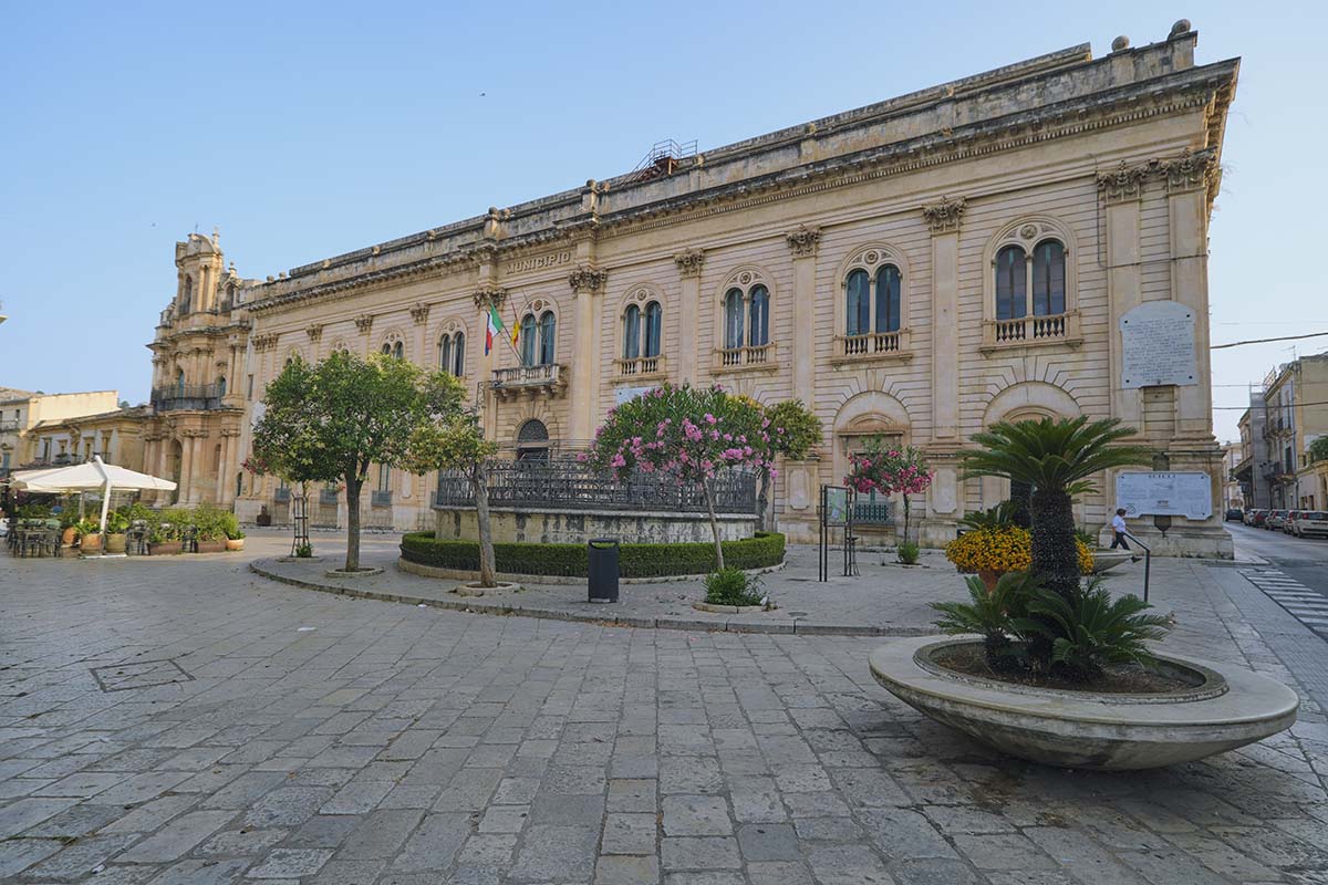 Sicilia meridionale Scicli piazza Municipio e Palazzo comunale (ph. © 2023 emilio dati – mondointasca)