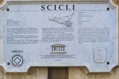 Piazza Municipio - targa Unesco sul palazzo comunale (ph. © 2023 emilio dati – mondointasca)