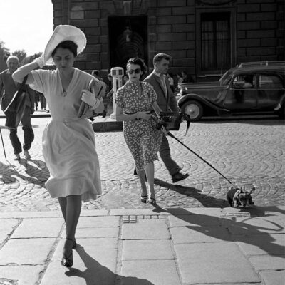 Robert Doisneau, Vent rue Royale, Parigi , 1950.