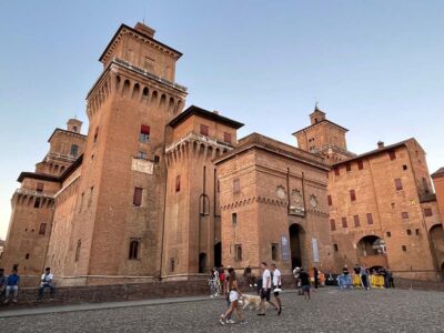 Ferrara Castello Estense  lato ingresso