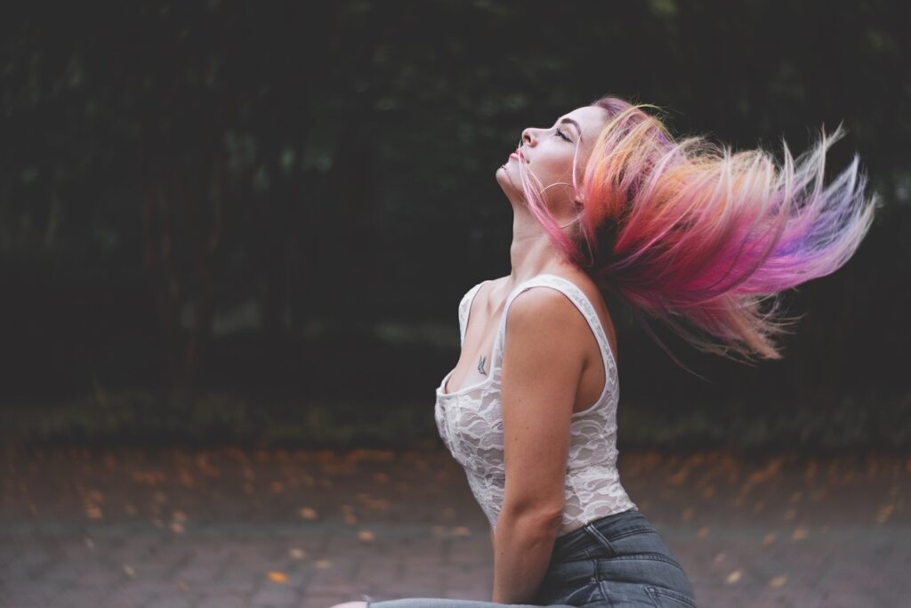 Donna con capelli al vento (Foto di Pexels da Pixabay)
